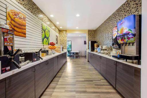 La Quinta by Wyndham Pomona - Housity
