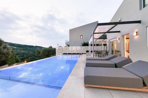 Moly - Luxury Villa with Heated Private Pool - Housity