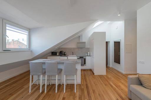 White 1 BD Old Town Apartment by Hostlovers - Housity