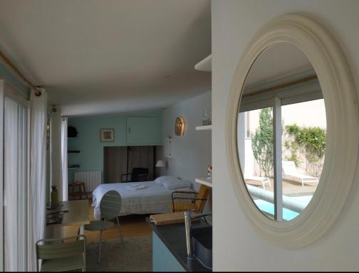 Chambre studio indépendante au calme vue sur piscine - Housity