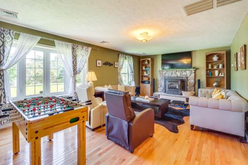Pennsylvania Escape with Hot Tub, Fire Pit and Deck! - Housity