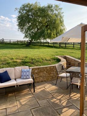 2 Beds & living in our idyllic country Cottage - Housity
