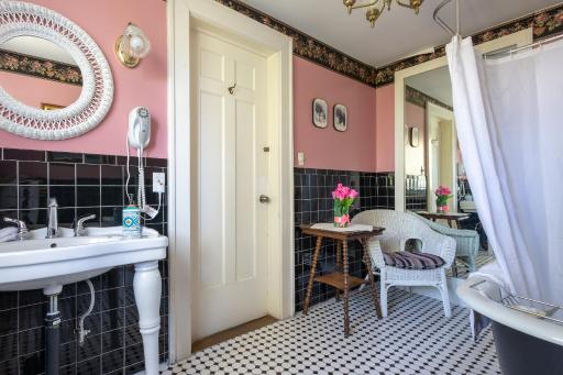 Chestnut Inn - Housity