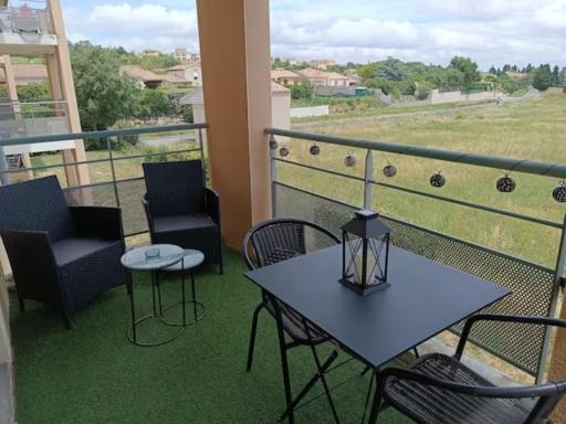 Le cocon de Marie,piscine, balcon, parking gratuit, baignoire - Housity