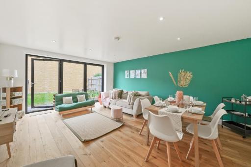 Lovely 4 Bed with Ensuite Free Wifi Off Street Parking in Sutton - Housity