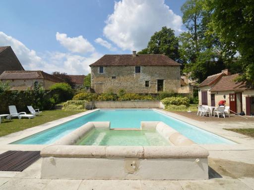 Beautiful cottage with swimmingpool adjacent to an exquisite 14th century castle - Housity