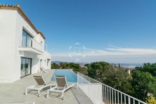 VILLA BLANCA - moderna, lujosa, vistas espectaculares, AC y piscina - Housity