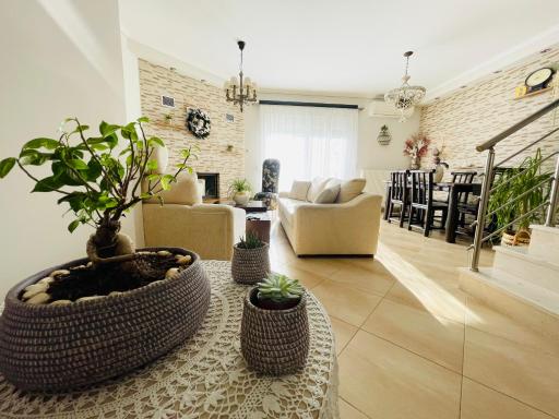 D & J Luxury House - Housity