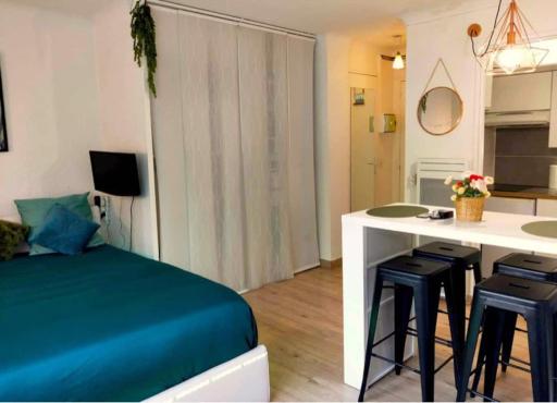 Studio near Parking with WIFI Center - Housity