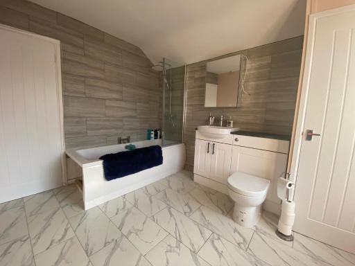 Private double room in our Cardiff Home - Housity