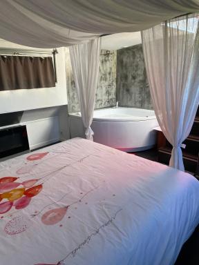 Chambre d'hôte insolite sur une péniche - Housity