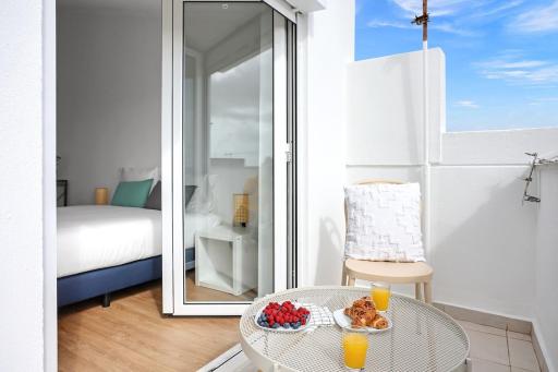 Sunny 2 bedroom apartment in Almada - Balconies with River View - Housity