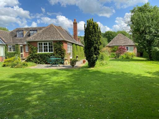 Rectory Bungalow Holiday Apartment - Housity