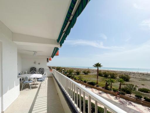 Global Vacacional, Apartamento en primera línea de playa, Canet de Berenguer - Housity