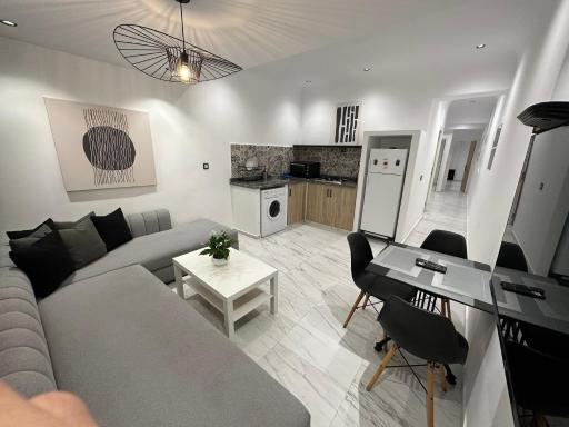 Piso céntrico y a pie de playa. - Housity