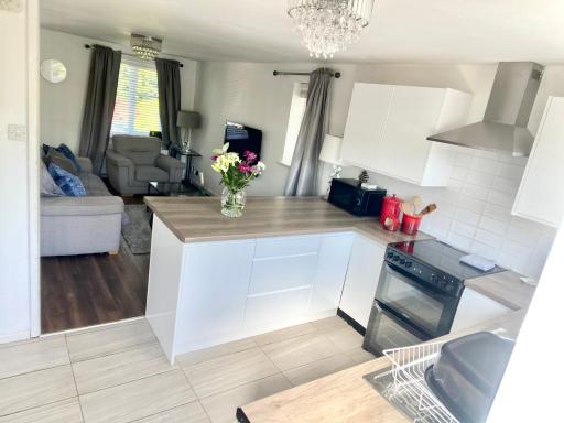 Cheerful 2-bedroom home with free parking - Housity