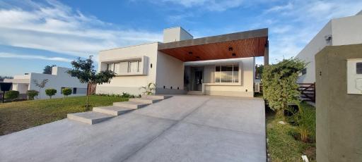 Casa en Barrio Cerrado zona exclusiva de Tucumán con 2 Dorm - Housity