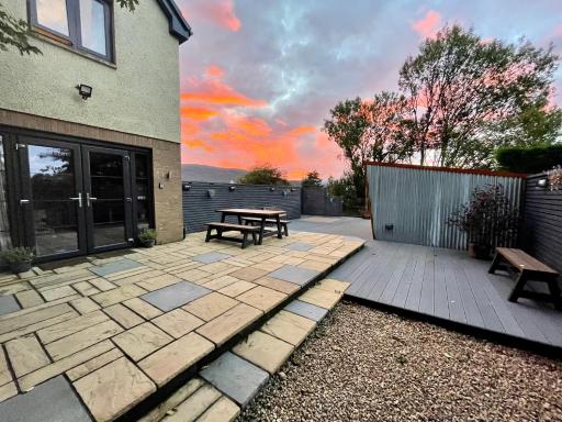 Stylish, central studio with kitchen & large deck - Housity