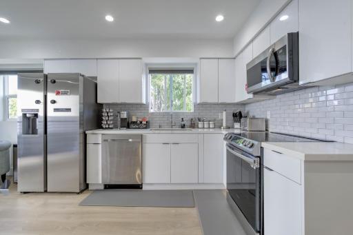 Modern Townhouses in Studio City - Housity