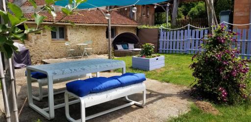 Romantic Bijou Gite with shared pool - Housity