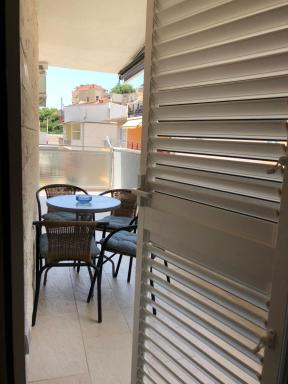 Omis - private Ensuite room with balcony - hotel style - Housity