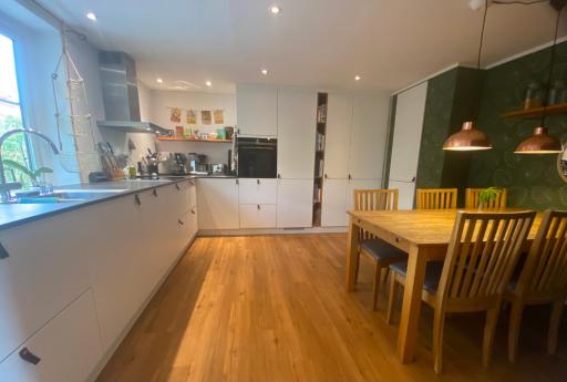 The Yellow Townhouse - Housity