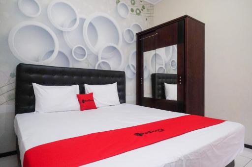RedDoorz @ Griya Bougenville Magelang - Housity