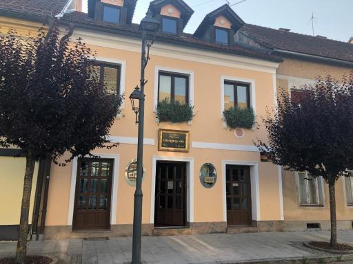Apartma pri Gradu - Housity