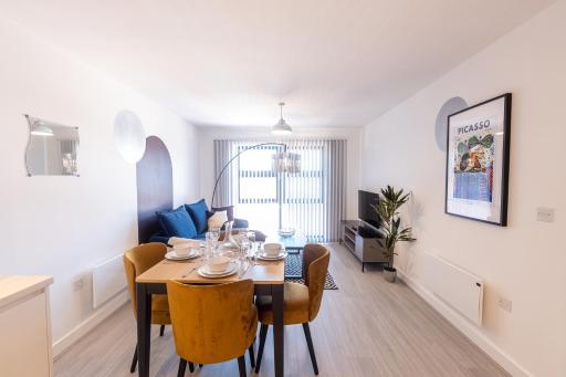 Pristine 1 and 2 bedroom apartments near business district, walking distance to city centre, free internet & complimentary parking by Sojo Stay - Housity