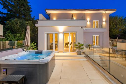 VILLA MAR - LUXURY APARTMENTS with pool and Deluxe apartment with hot tub in Selce, 20 meters from the beach, Boat tours option - Housity