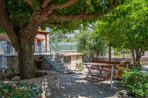 Tranquil stone garden house - Housity