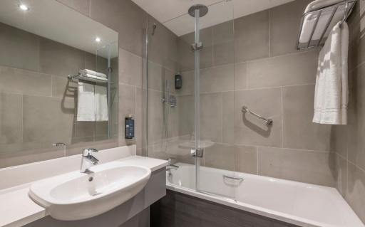 Maldron Hotel Belfast International Airport - Housity