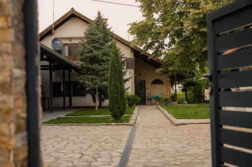 Vila Lio & Restaurant Devojacki Bunar - Housity