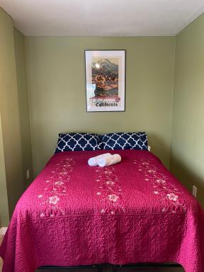 Private Room in Los Angeles with WIFI, TV, and View of Hollywood Sign & Shared Kitchen - Housity