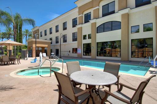 Hampton Inn & Suites by Hilton Hemet Menifee Murrieta - Housity