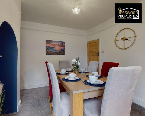 Stylish 3 Bedroom House by Jesswood Properties Short Lets near M1 Luton Airport For Contractors & Business - Housity