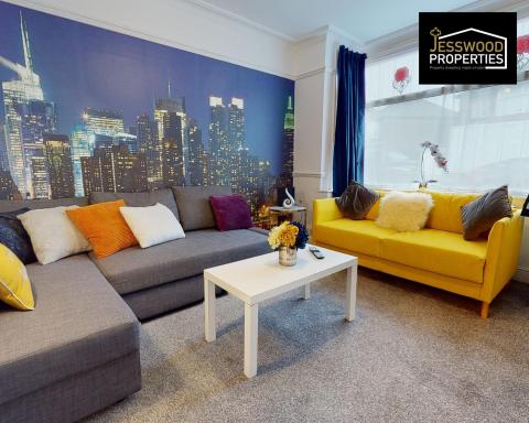 Stylish 3 Bedroom House by Jesswood Properties Short Lets near M1 Luton Airport For Contractors & Business - Housity
