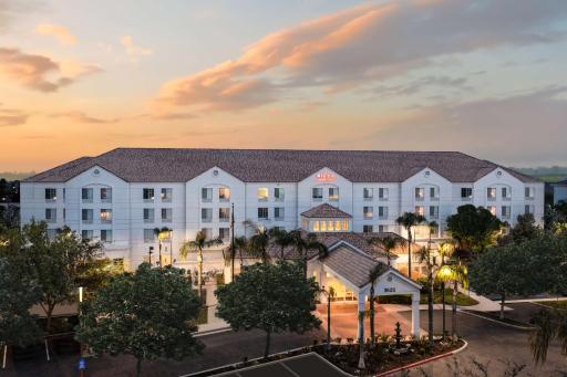 Hilton Garden Inn Bakersfield - Housity