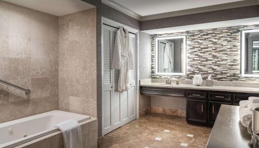 DoubleTree by Hilton Dallas Near the Galleria - Housity