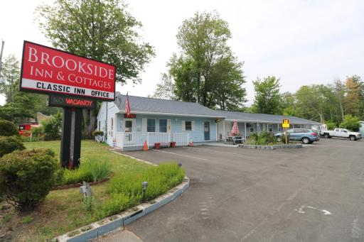 Brookside Inn & Cottages - Housity