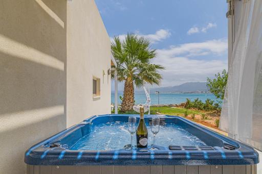 Junior suite by the beach Stalida - Housity