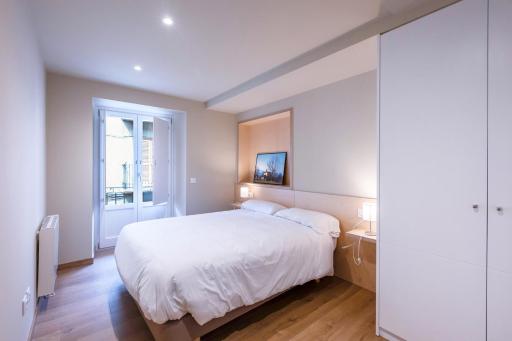 HERITAGE APARTMENTS CERDANYA al carrer Major i parking - Housity