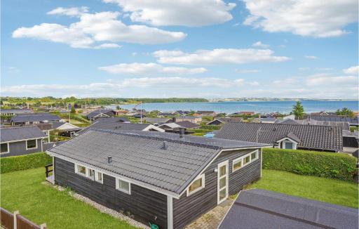 Gorgeous Home In Rønde With Wifi - Housity