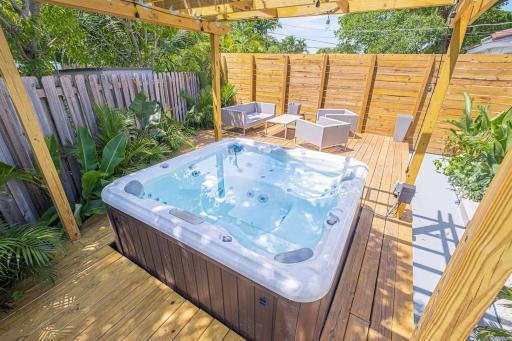 HOUSE WITH A HOT TUB ! ONLY 10 MINS TO THE BEACH - Housity