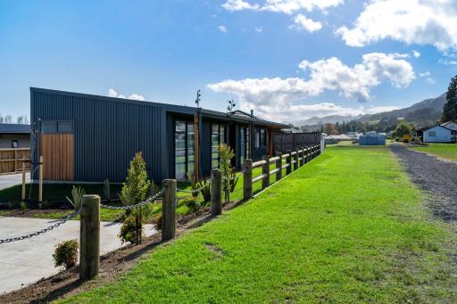 Custom designed holiday home, next to Cycleway. - Housity