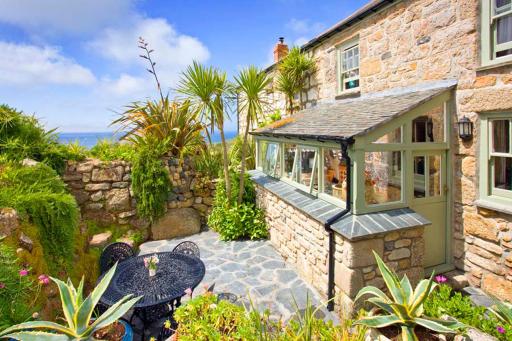 Penrose, Cornish Cottage With Sea Views, Garden & Patio By the Beach - Housity