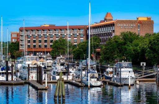 DoubleTree by Hilton New Bern - Riverfront - Housity