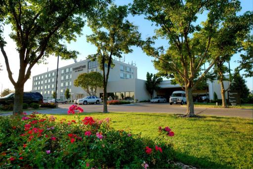 DoubleTree by Hilton Wichita Airport - Housity