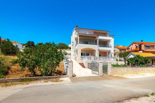 Apartment Bilice beach - Housity