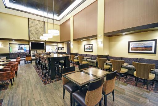 Hampton Inn & Suites Milwaukee/Franklin - Housity